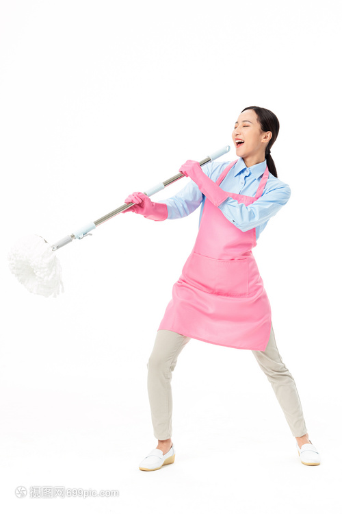 家政服務(wù)女性用拖把當麥唱歌